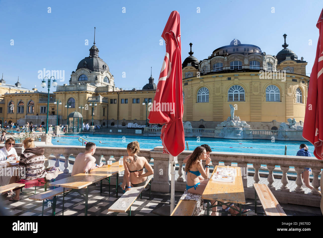 L''une des piscines extérieures à l'établissement thermal Széchenyi, Városliget, Budapest, Hongrie : bikinis au début de mars ! Banque D'Images
