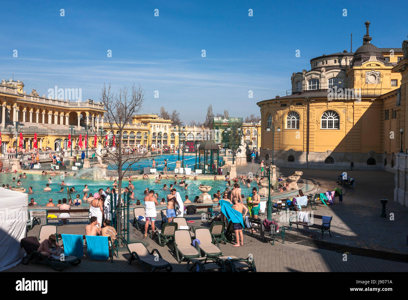 Piscines extérieures à l'établissement thermal Széchenyi, Városliget, Budapest, Hongrie : populaires au début de mars ! Banque D'Images