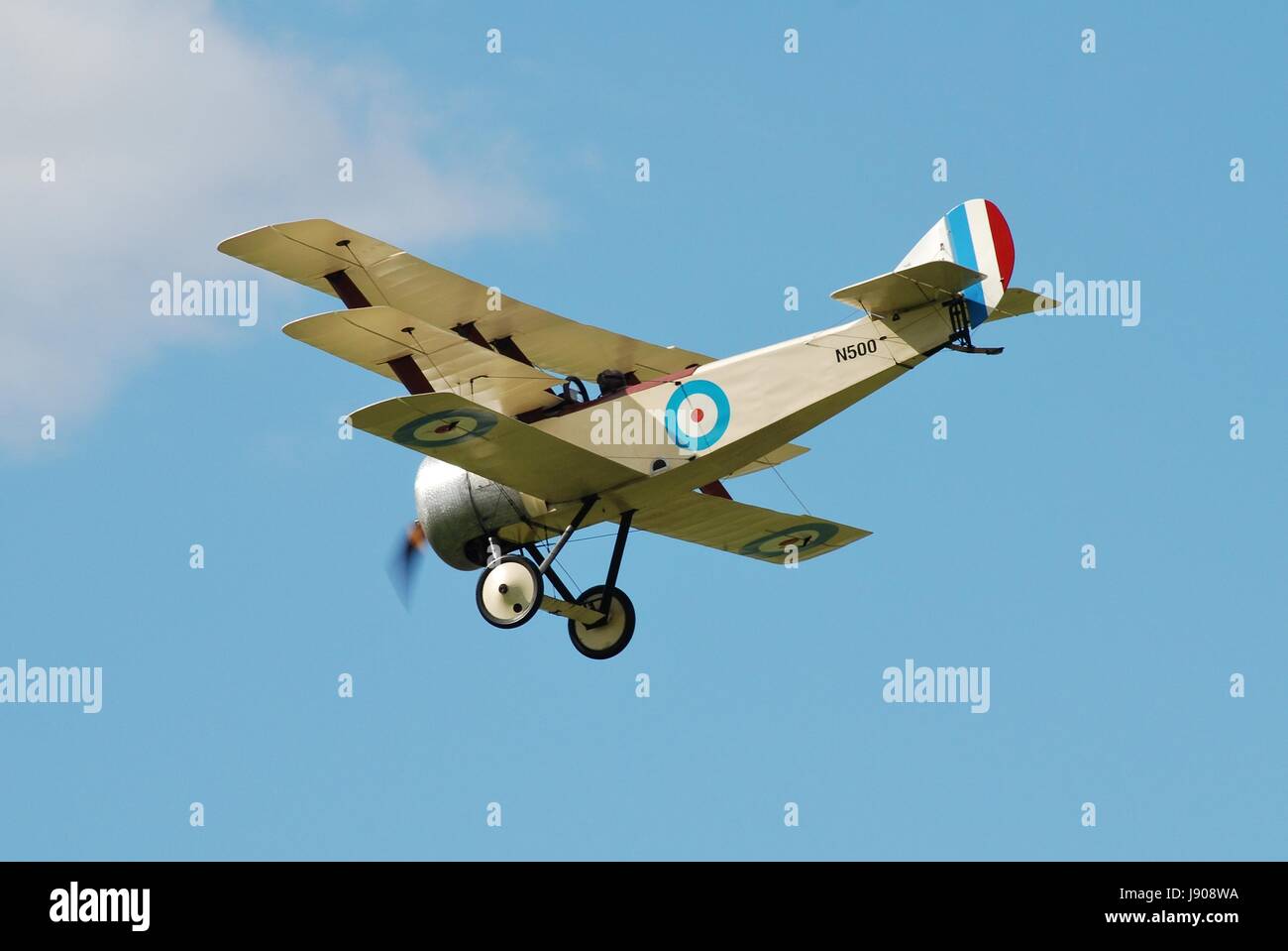 Une réplique Sopwith triplane N500 de la Grande Guerre à la prestation de l'équipe d'affichage Dunsfold aéronautique à Surrey, Angleterre le 23 août 2014. Banque D'Images