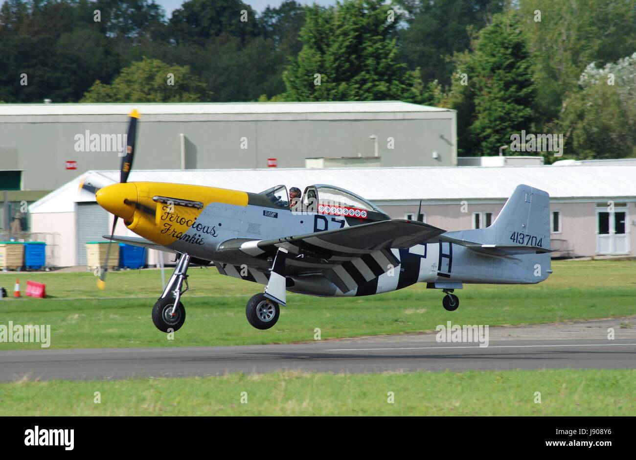 P-51D Mustang fighter Frankie féroce, à l'atterrissage au cours de la Dunsfold aéronautique à Surrey, Angleterre le 23 août 2014. Nous l'avion a été construit en 1944. Banque D'Images