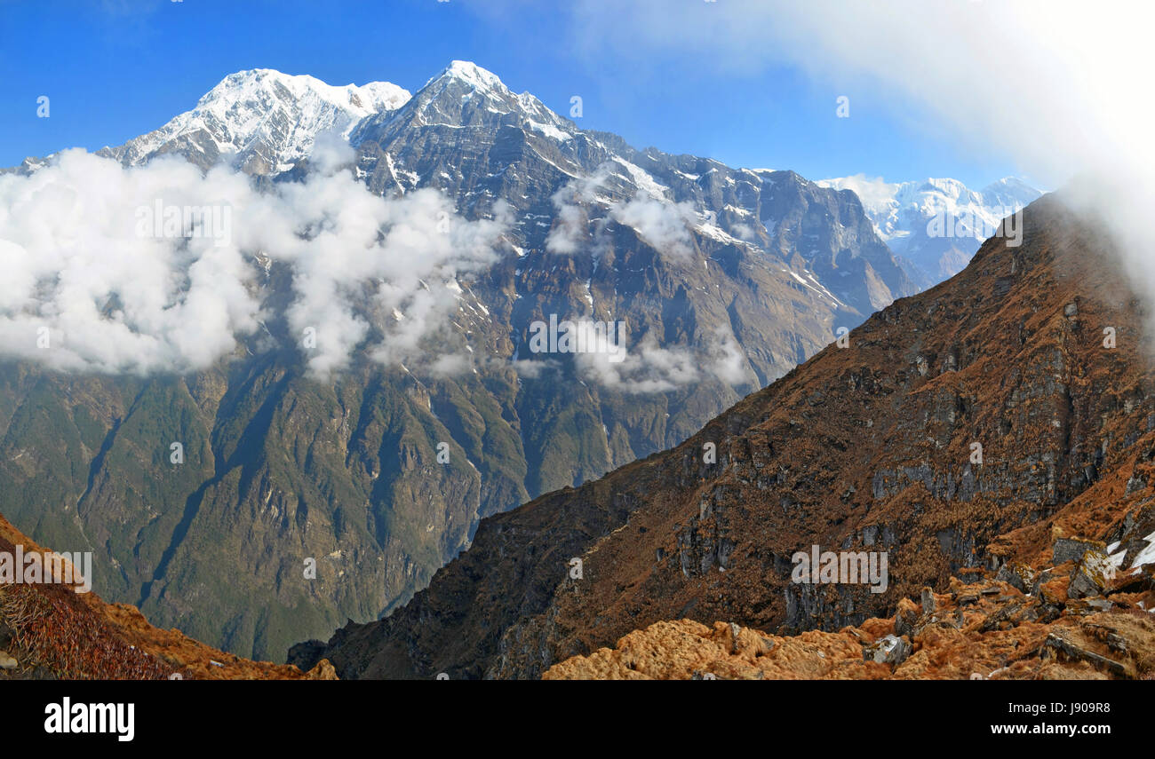 Paysage de montagne dans l'Himalaya. Le Népal, région de l'ANNAPURNA HIMAL Mardi, la voie Banque D'Images