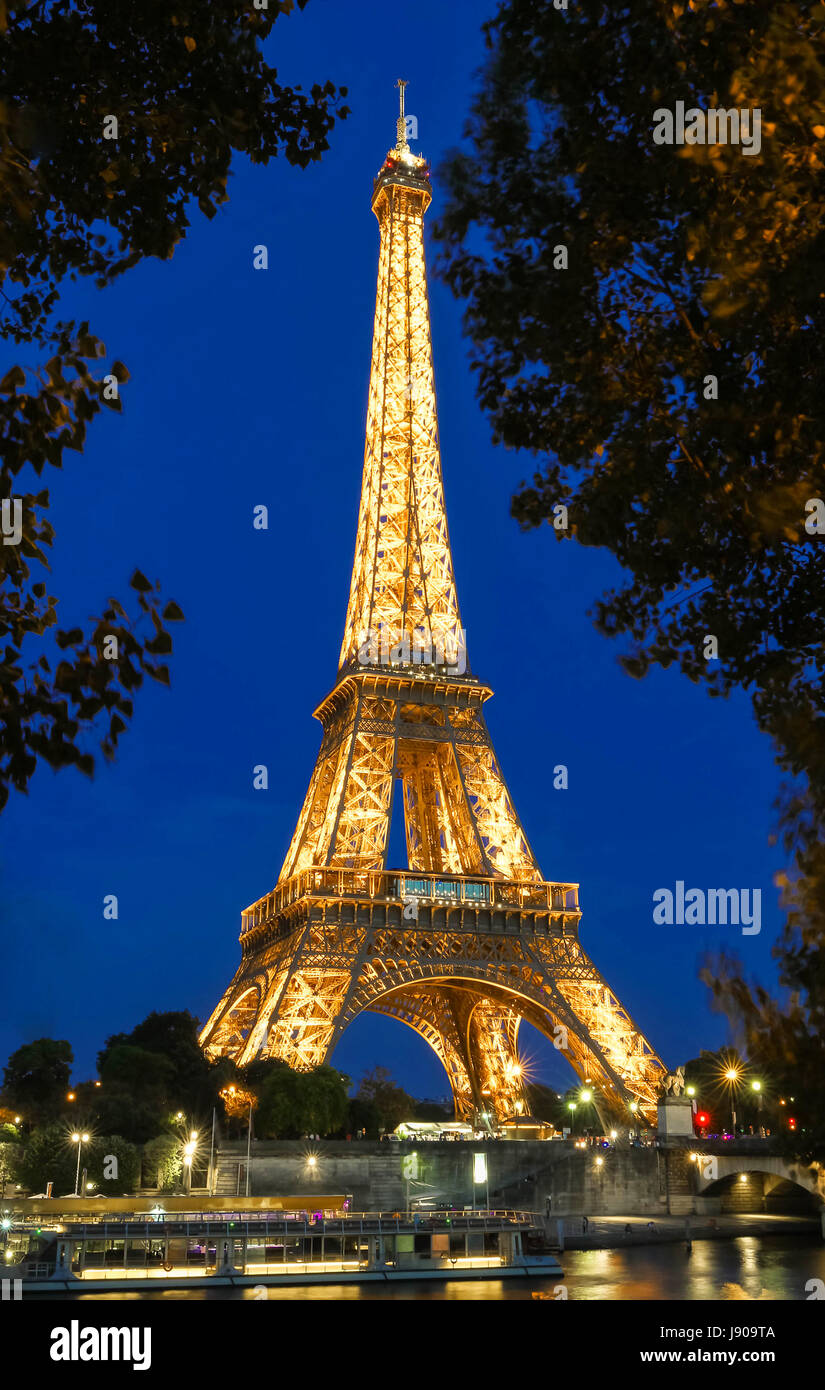 PARIS, FRANCE - 28 mai 2017 : Tour Eiffel Tower (Tour Eiffel), illuminée la nuit. C'est un pylône en treillis en fer forgé nommé d'après l'ingénieur Gustave Eiff Banque D'Images