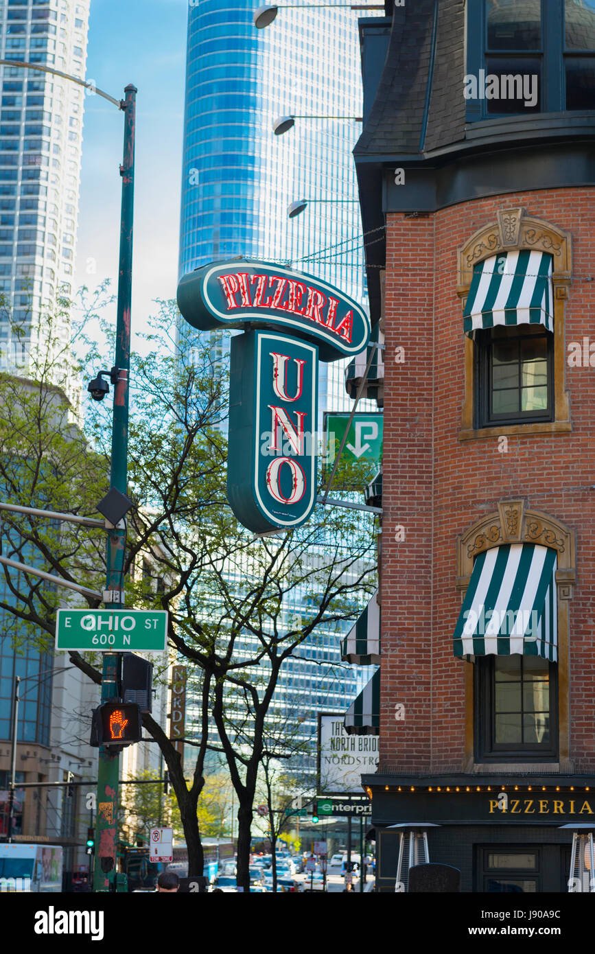 Chicago Illinois E Ohio Street restaurant italien Pizzeria Uno gratte-ciel moderne scène de rue signalisation arbre arbres ciel bleu Banque D'Images