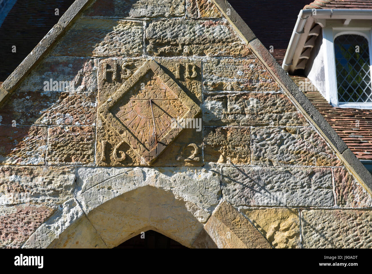 Un cadran solaire au-dessus du porche porte de l'église de St Michel et tous les anges dans le village de Withyham, East Sussex Banque D'Images