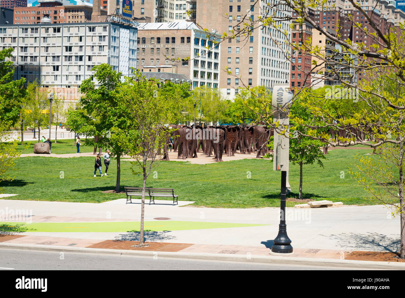 Chicago Illinois East Roosevelt Road Grant Park Agora ou les jambes par Abrakanowicz 106 Polonais Magdalena sans tête sans bras de fer de fonte figures 9ft tall Banque D'Images