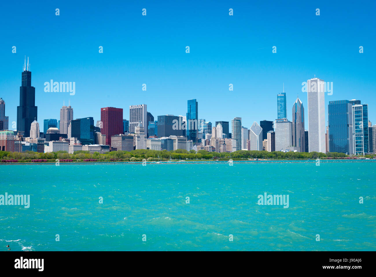 Chicago Illinois près de Côté Sud à l'Est de la solidarité panorama paysage urbain gratte-ciel gratte-ciel le lac Michigan l'eau arbres ciel bleu Banque D'Images