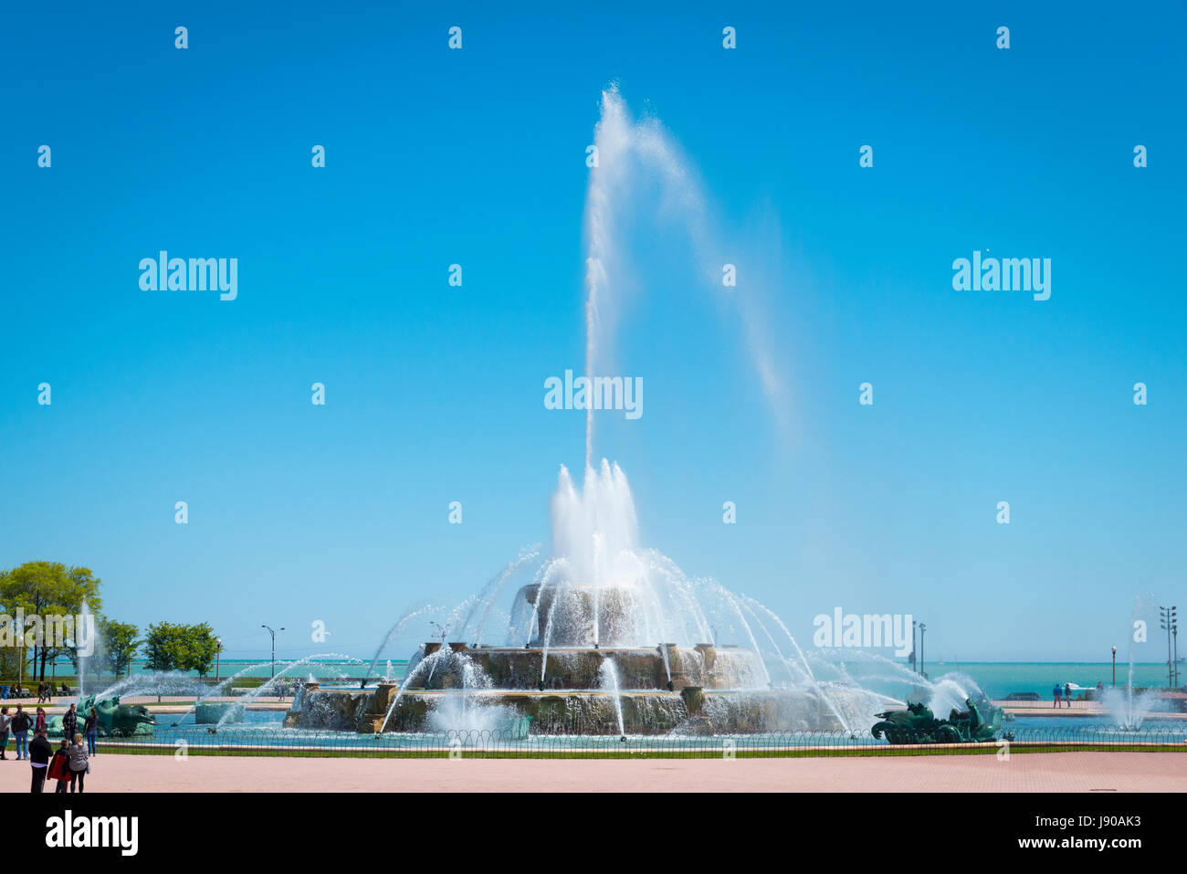 Chicago Illinois près de Côté Sud du Grant Park Buckingham Fountain jets 133 à 150 pieds de haut design Marcel François Loyau caractéristique de l'eau du lac Michigan Banque D'Images