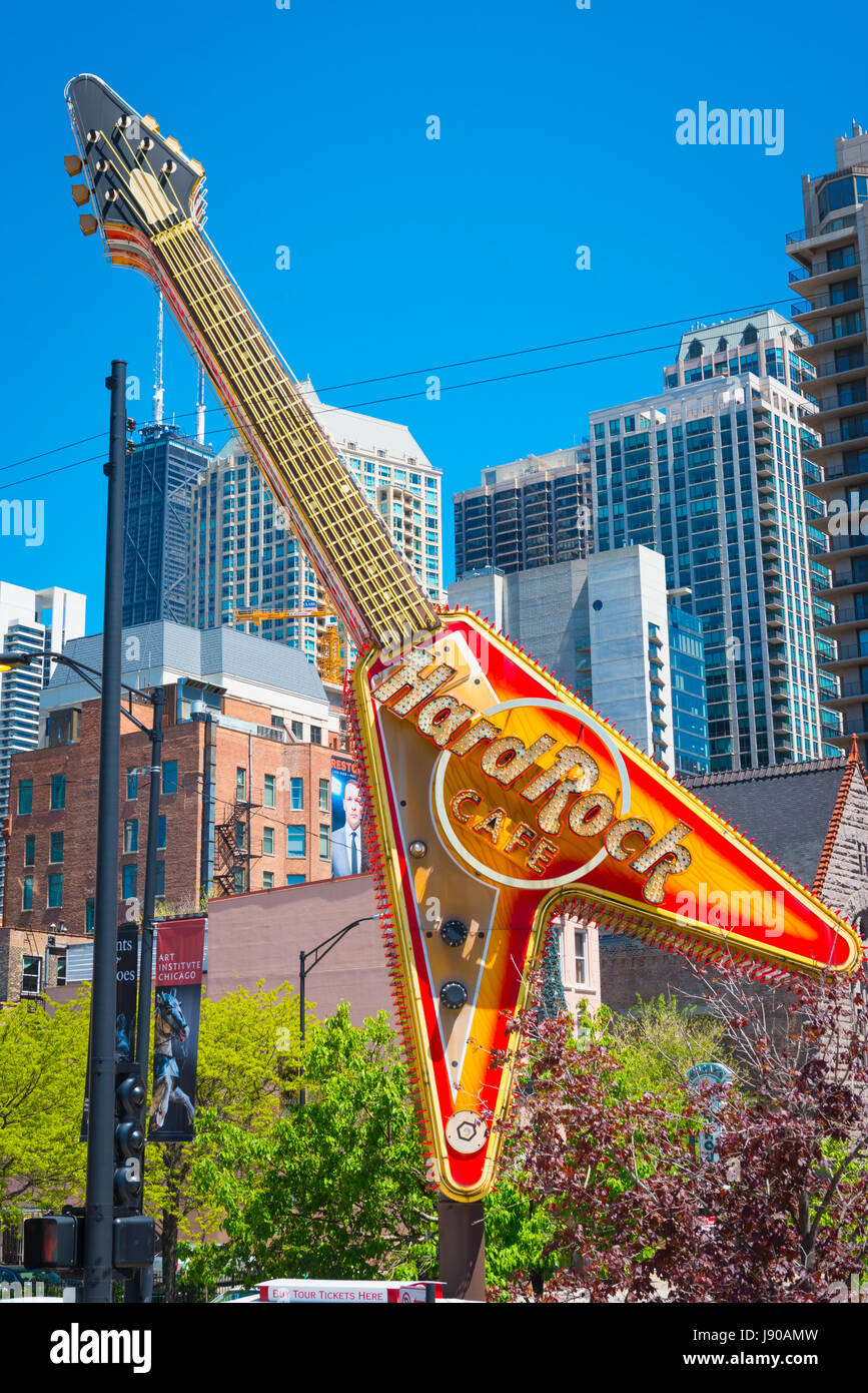 Chicago Illinois près du côté nord de la rue Ontario W guitare électrique géant à l'extérieur de Hard Rock Cafe signe steak burger américain typique des ailes de poulet, côtes Banque D'Images