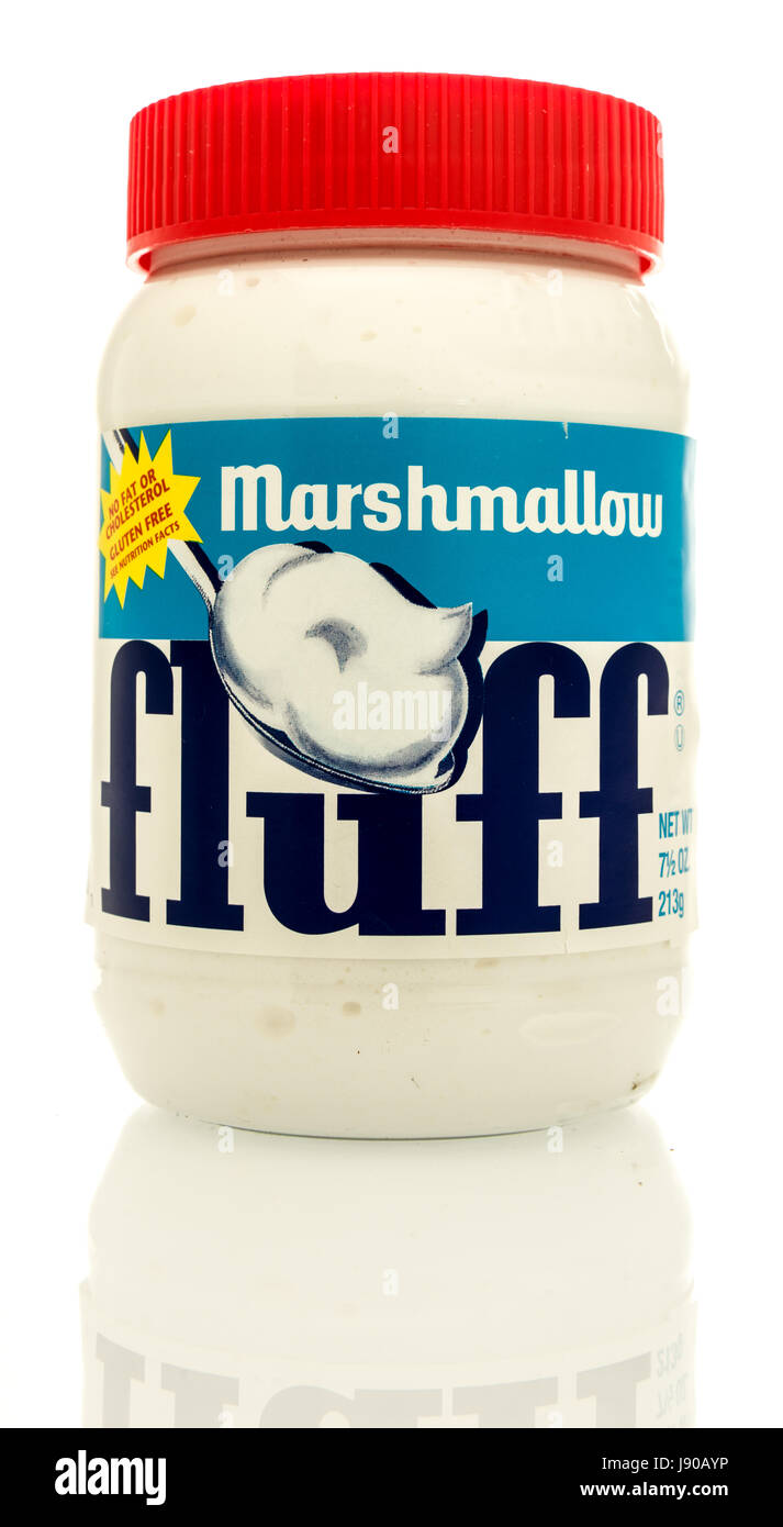 Winneconne, WI - 16 mai 2017 : un pot de fluff Marshmallow sur un fond isolé. Banque D'Images