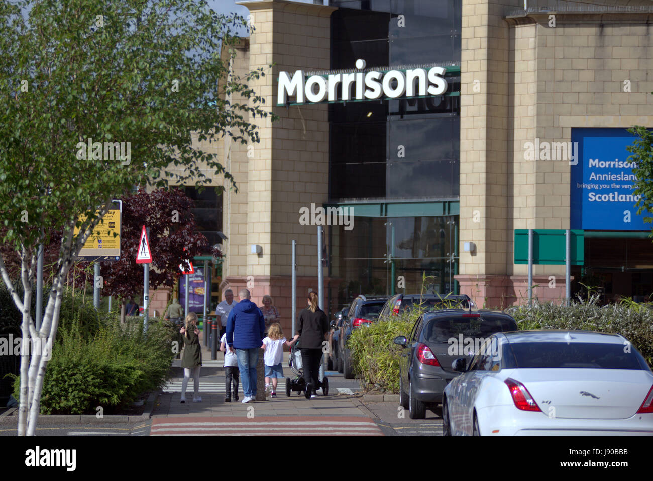 Achats en dehors de la famille supermarché Morrisons store Glasgow Anniesland Banque D'Images