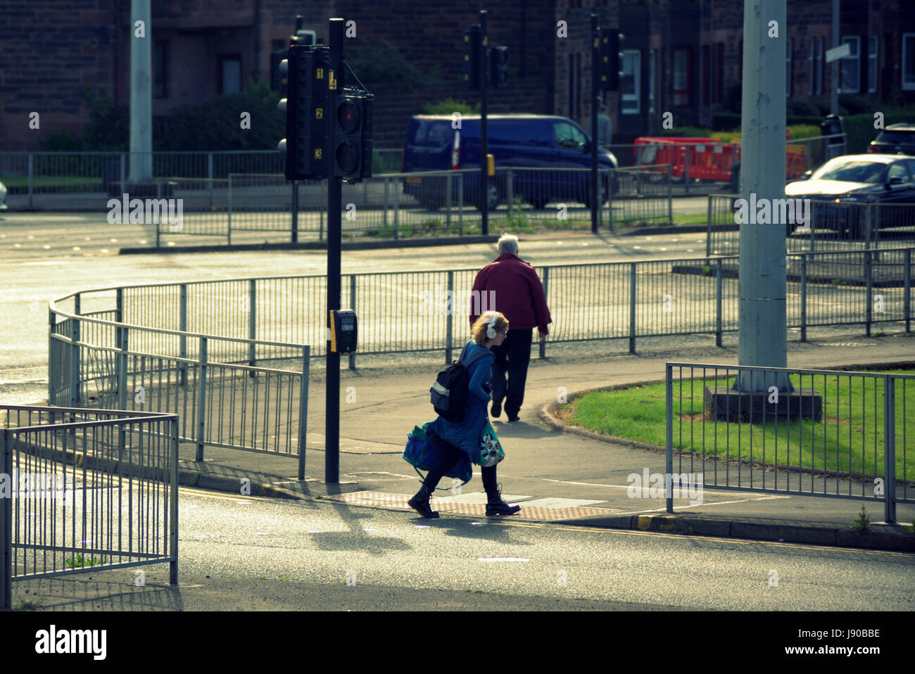 Les gens de Glasgow Anniesland crossing road au feu à l'un des plus occupés croise en Europe Banque D'Images