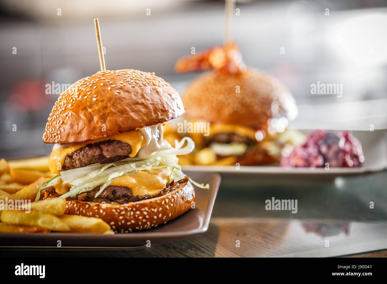 Fresh tasty burger et frites on plate Banque D'Images