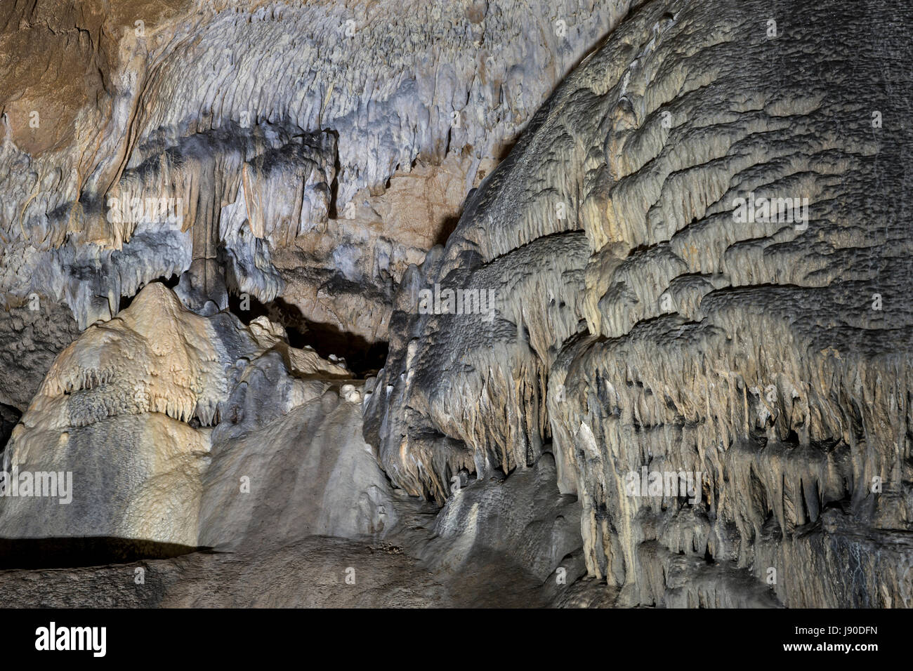 Grotte grottes et formations dans le canyon de la rivière à côté de Bor, en Serbie. Lazareva cavernes Vernjikica dans le village de Zlot près de Bor. Banque D'Images