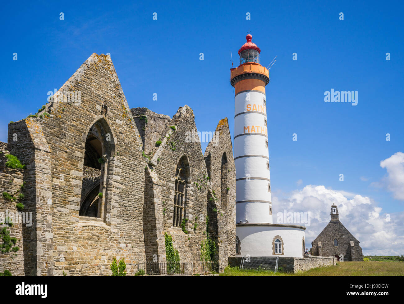 France, Bretagne, département Finistére, Pointe Sant-Mathieu, vue sur le phare de Saint-Mathieu et les ruines de monastère Saint Maur Banque D'Images