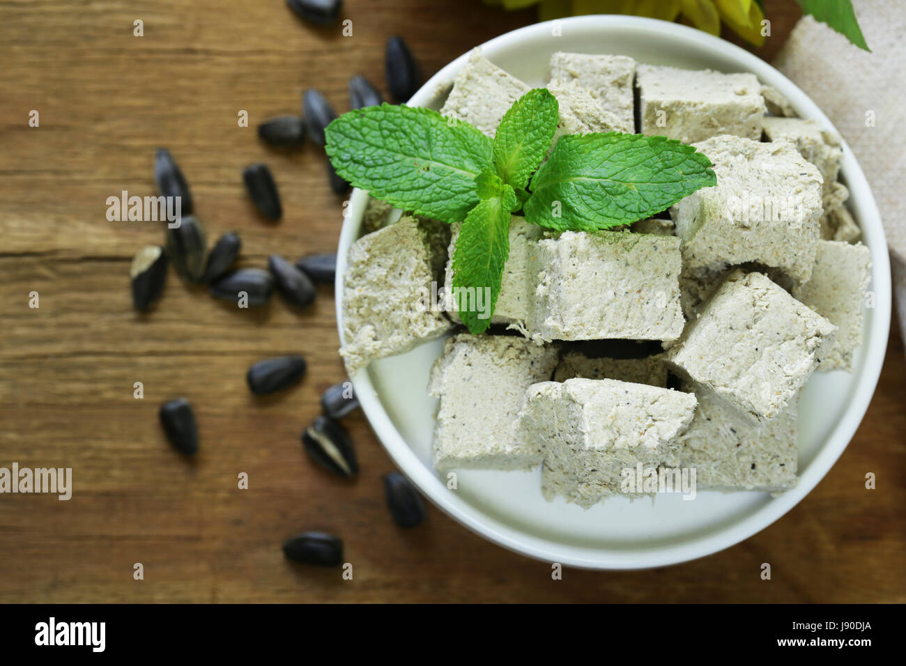 Douceurs orientales de halva de tournesol avec du miel Banque D'Images