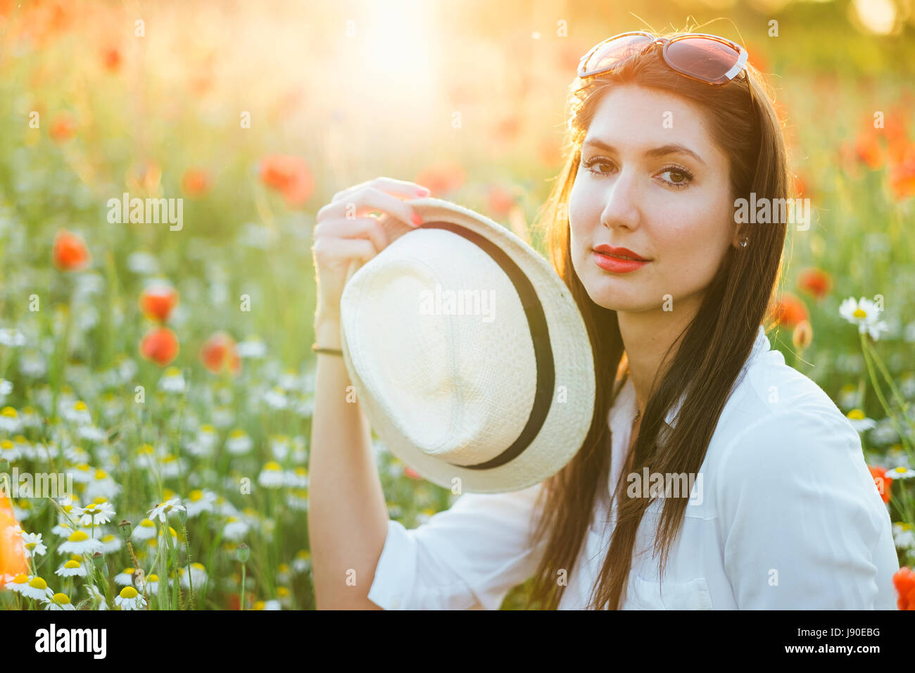 Femme au champ de coquelicots coucher de soleil d'été Banque D'Images