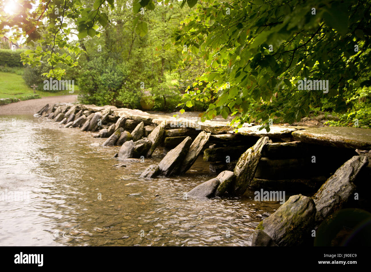 Les étapes Tarr, clapper pont traversant la rivière Barle dans le Parc National d'Exmoor, Somerset, Angleterre Banque D'Images