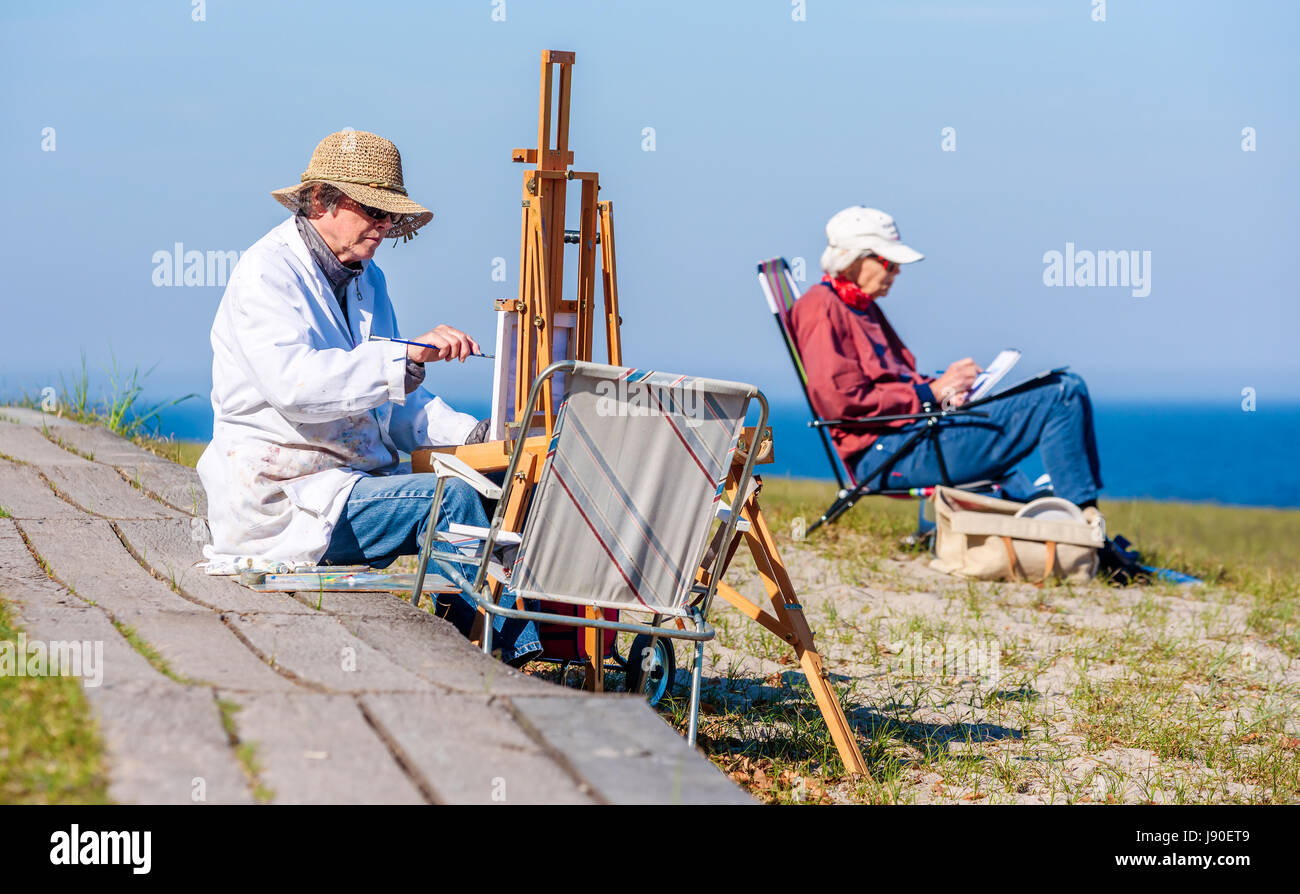 Havang, Suède - Mai 18, 2017 : Documentaire de la vie quotidienne à Havang réserve naturelle. Artistes peinture et dessin par la mer sous le soleil d'evenin Banque D'Images