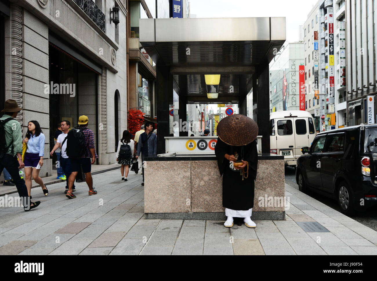 Un moine zen japonais ramassant l'aumône devant la station de métro Ginza à Tokyo, au Japon. Banque D'Images