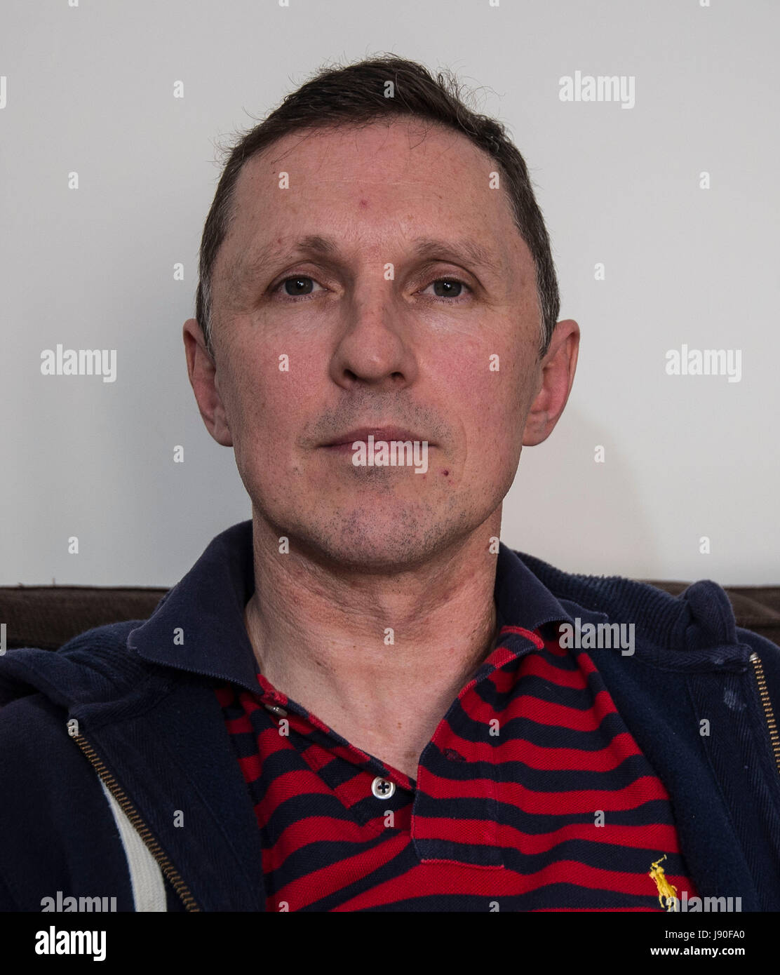 Photo inédit daté du 12/04/17 de David Welsh, 49 ans, à son domicile de Londres. M. Gallois, qui a reçu un diagnostic de maladie du motoneurone (MDN), prend part à un processus appelé voix d'avion dans lequel sa voix est enregistrée afin de produire une synthèse vocale qu'il sera en mesure d'utiliser dans l'avenir lorsque, à cause de la maladie, il va perdre sa capacité à parler. Banque D'Images Photo inédit daté du 12/04/17 de David Welsh, 49 ans, à son domicile de Londres. M. Gallois, qui a reçu un diagnostic de maladie du motoneurone (MDN), prend part à un processus appelé voix d'avion dans lequel sa voix est enregistrée afin de produire une synthèse vocale qu'il sera en mesure d'utiliser dans l'avenir lorsque, à cause de la maladie, il va perdre sa capacité à parler. Banque D'Images