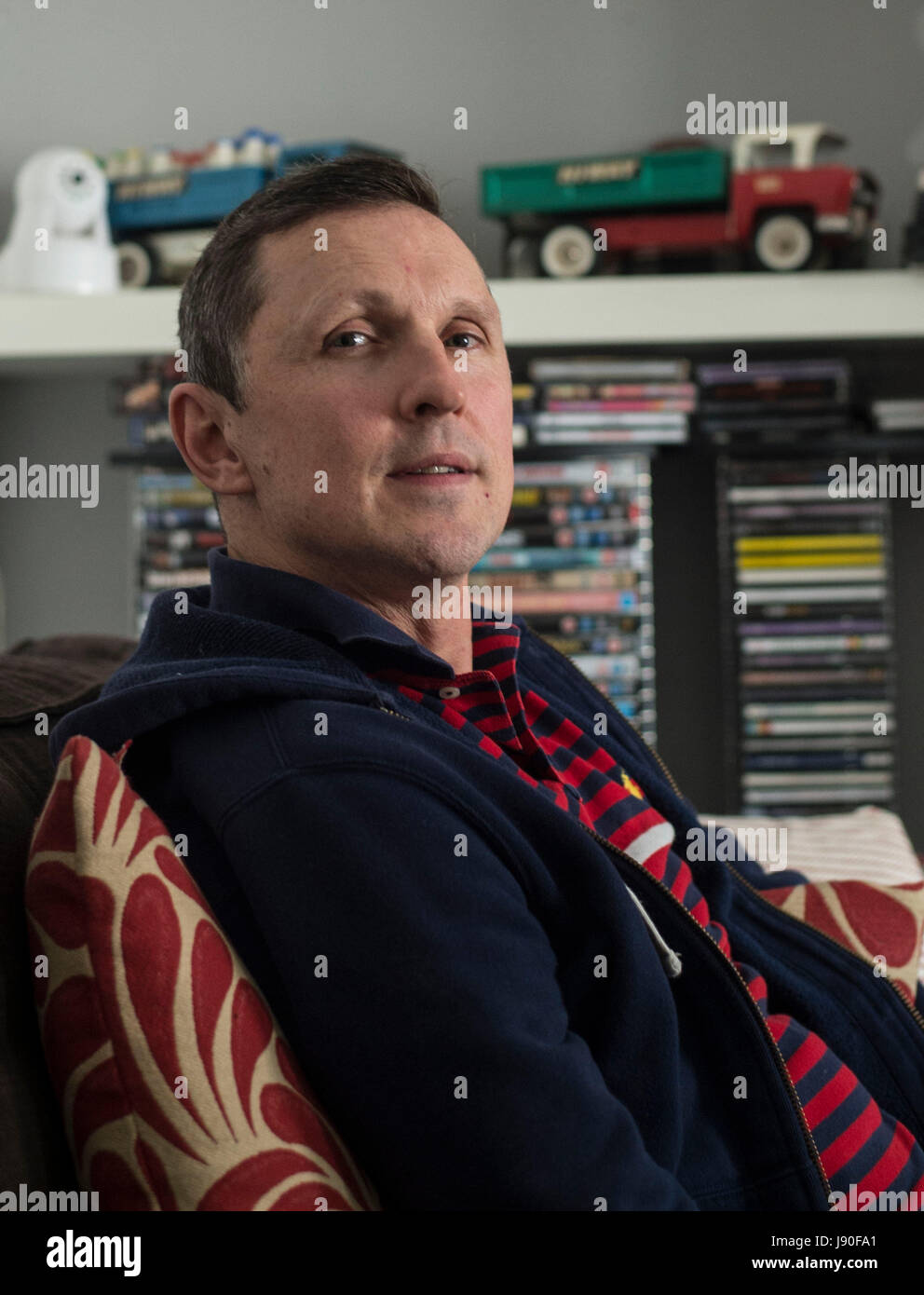 Photo inédit daté du 12/04/17 de David Welsh, 49 ans, à son domicile de Londres. M. Gallois, qui a reçu un diagnostic de maladie du motoneurone (MDN), prend part à un processus appelé voix d'avion dans lequel sa voix est enregistrée afin de produire une synthèse vocale qu'il sera en mesure d'utiliser dans l'avenir lorsque, à cause de la maladie, il va perdre sa capacité à parler. Banque D'Images Photo inédit daté du 12/04/17 de David Welsh, 49 ans, à son domicile de Londres. M. Gallois, qui a reçu un diagnostic de maladie du motoneurone (MDN), prend part à un processus appelé voix d'avion dans lequel sa voix est enregistrée afin de produire une synthèse vocale qu'il sera en mesure d'utiliser dans l'avenir lorsque, à cause de la maladie, il va perdre sa capacité à parler. Banque D'Images