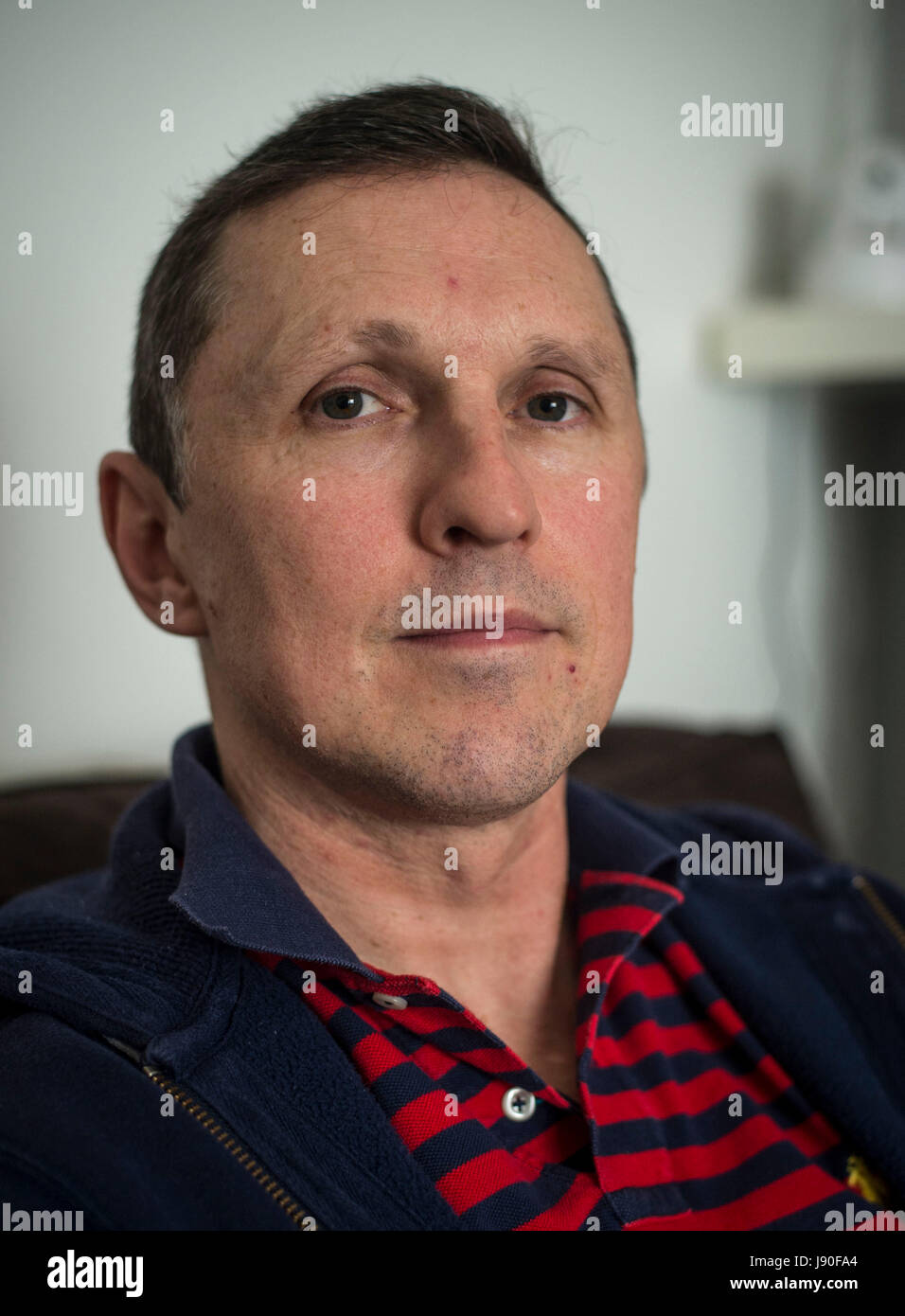 Photo inédit daté du 12/04/17 de David Welsh, 49 ans, à son domicile de Londres. M. Gallois, qui a reçu un diagnostic de maladie du motoneurone (MDN), prend part à un processus appelé voix d'avion dans lequel sa voix est enregistrée afin de produire une synthèse vocale qu'il sera en mesure d'utiliser dans l'avenir lorsque, à cause de la maladie, il va perdre sa capacité à parler. Banque D'Images Photo inédit daté du 12/04/17 de David Welsh, 49 ans, à son domicile de Londres. M. Gallois, qui a reçu un diagnostic de maladie du motoneurone (MDN), prend part à un processus appelé voix d'avion dans lequel sa voix est enregistrée afin de produire une synthèse vocale qu'il sera en mesure d'utiliser dans l'avenir lorsque, à cause de la maladie, il va perdre sa capacité à parler. Banque D'Images