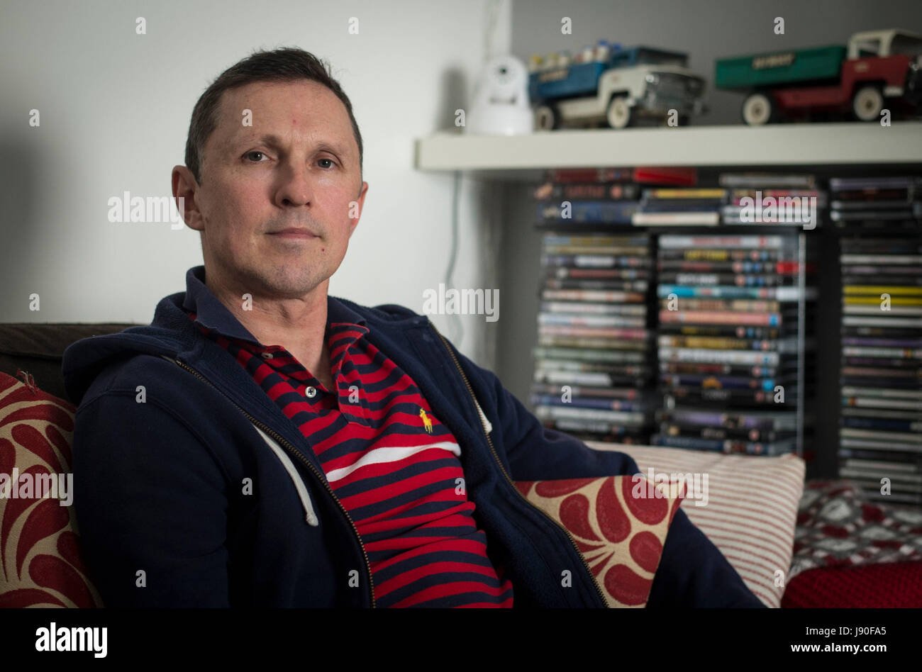 David Welsh, 49 ans, chez lui à Londres. M. Welsh, qui a reçu un diagnostic de maladie du motoneurone (MND), participe à un processus appelé banque de voix dans lequel sa voix est enregistrée afin de produire une voix synthétique qu'il sera en mesure d'utiliser à l'avenir lorsque, à cause de la maladie, il perdra sa capacité de parler. 12/04/17 Banque D'Images David Welsh, 49 ans, chez lui à Londres. M. Welsh, qui a reçu un diagnostic de maladie du motoneurone (MND), participe à un processus appelé banque de voix dans lequel sa voix est enregistrée afin de produire une voix synthétique qu'il sera en mesure d'utiliser à l'avenir lorsque, à cause de la maladie, il perdra sa capacité de parler. 12/04/17 Banque D'Images