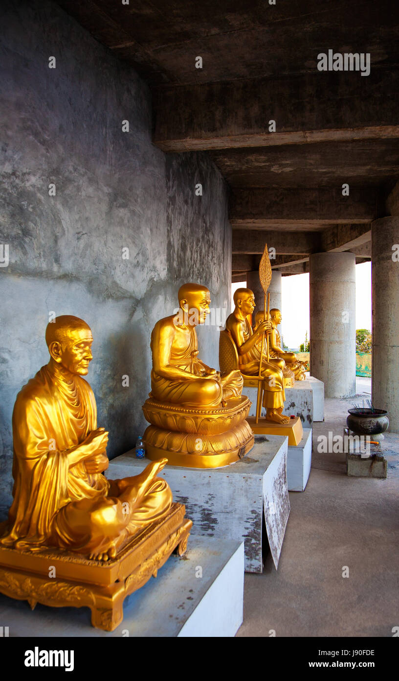 Des statues de moines au monument de Big Buddha, île de Phuket, Thaïlande Banque D'Images