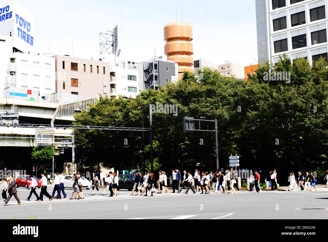 Les piétons qui traversent la route japonais dans Aoyama Dori à Shibuya. Banque D'Images