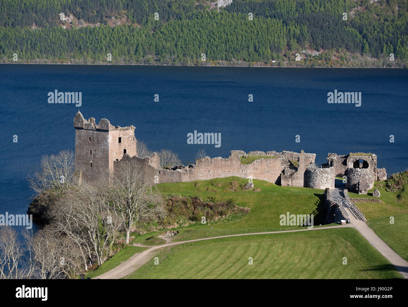 Le Château d'Urquhart sur les rives du Loch Ness à partir de l'A82 près de Drumnadrochit, Invernesshire. Région des Highlands. L'Écosse. UK. Banque D'Images