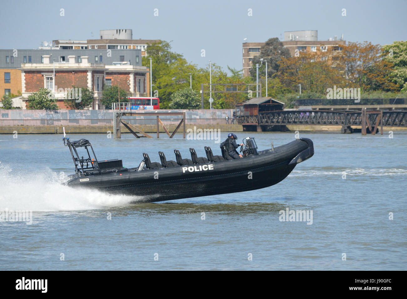 Metropolitan Police patrouille en bateau sur la Tamise à Londres Banque D'Images