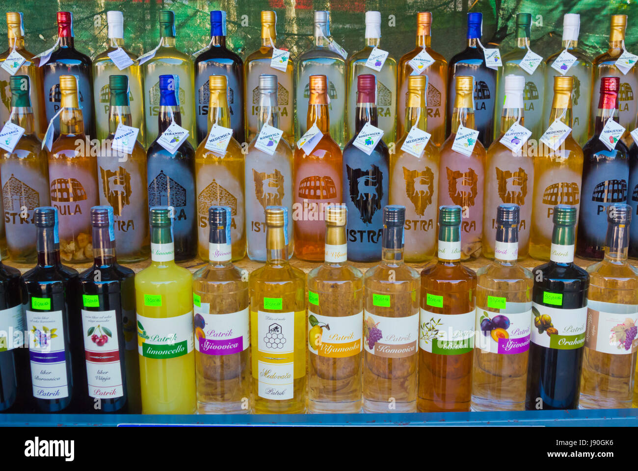 Rakija, vin, boissons alcoolisées locales, marché, Poljana mata Balote, Pula, Istrie, Croatie Banque D'Images