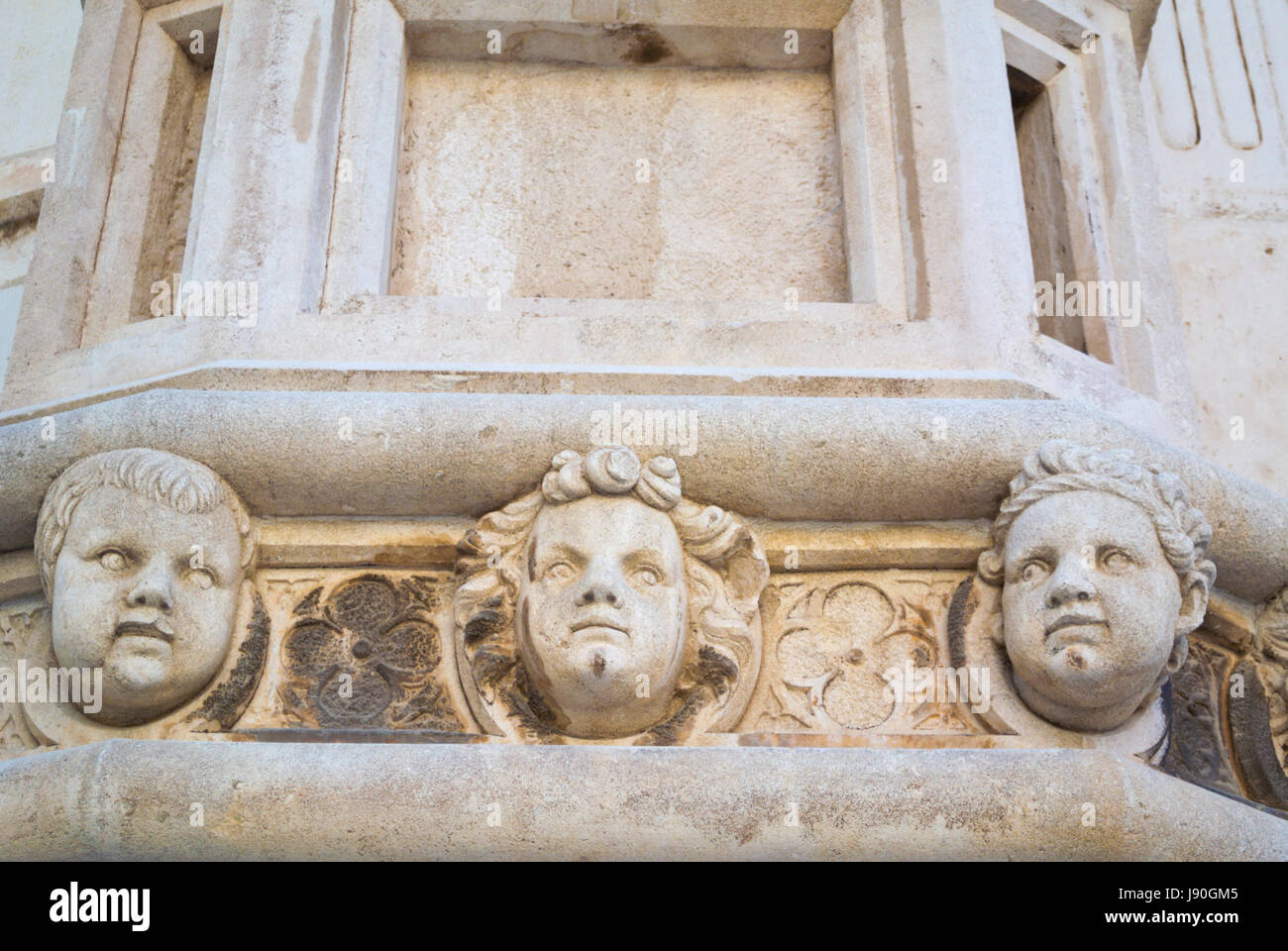 Têtes sculptées, sur le côté de Sveti Jakov, cathédrale de Saint James, vieille ville de Sibenik, Dalmatie, Croatie Banque D'Images
