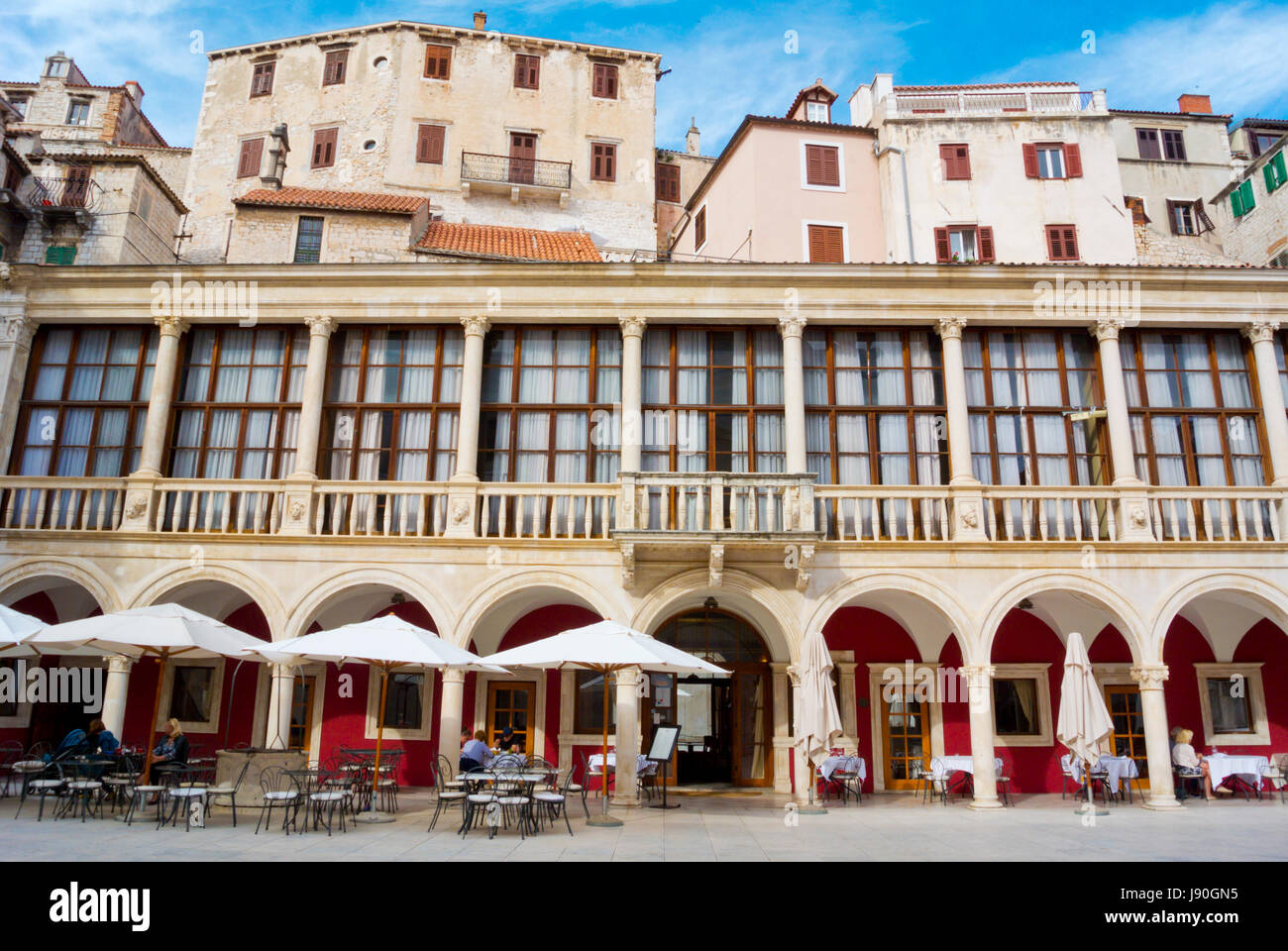 Gradska Vijenica, mairie, Trg Republike Hrvatske, vieille ville de Sibenik, Dalmatie, Croatie Banque D'Images