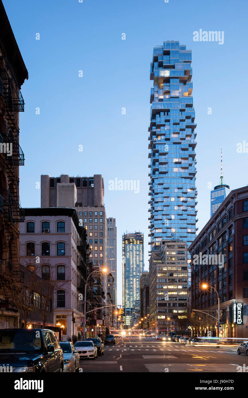 Vue extérieure contextuelle à la sud sur la rue de l'Église au crépuscule. 56 Leonard Street, New York, United States. Architecte : Herzog de Meuron,  + 2017. Banque D'Images