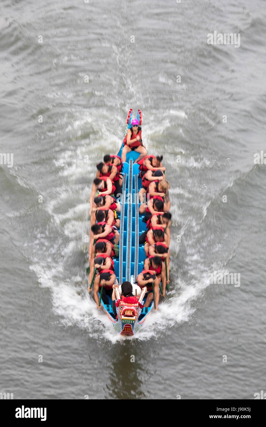 Taipei, Taiwan. 30 mai, 2017. Un grand, 18 places bateau dragon participe à l'un des épreuves éliminatoires à l'courses de bateaux-dragons qui ont lieu sur la rivière de Keelung à Taipei tous les ans le Festival de Duanwu, mieux connu sous le nom de Dragon Boat Festival. Credit : Perry Svensson/Alamy Live News Banque D'Images