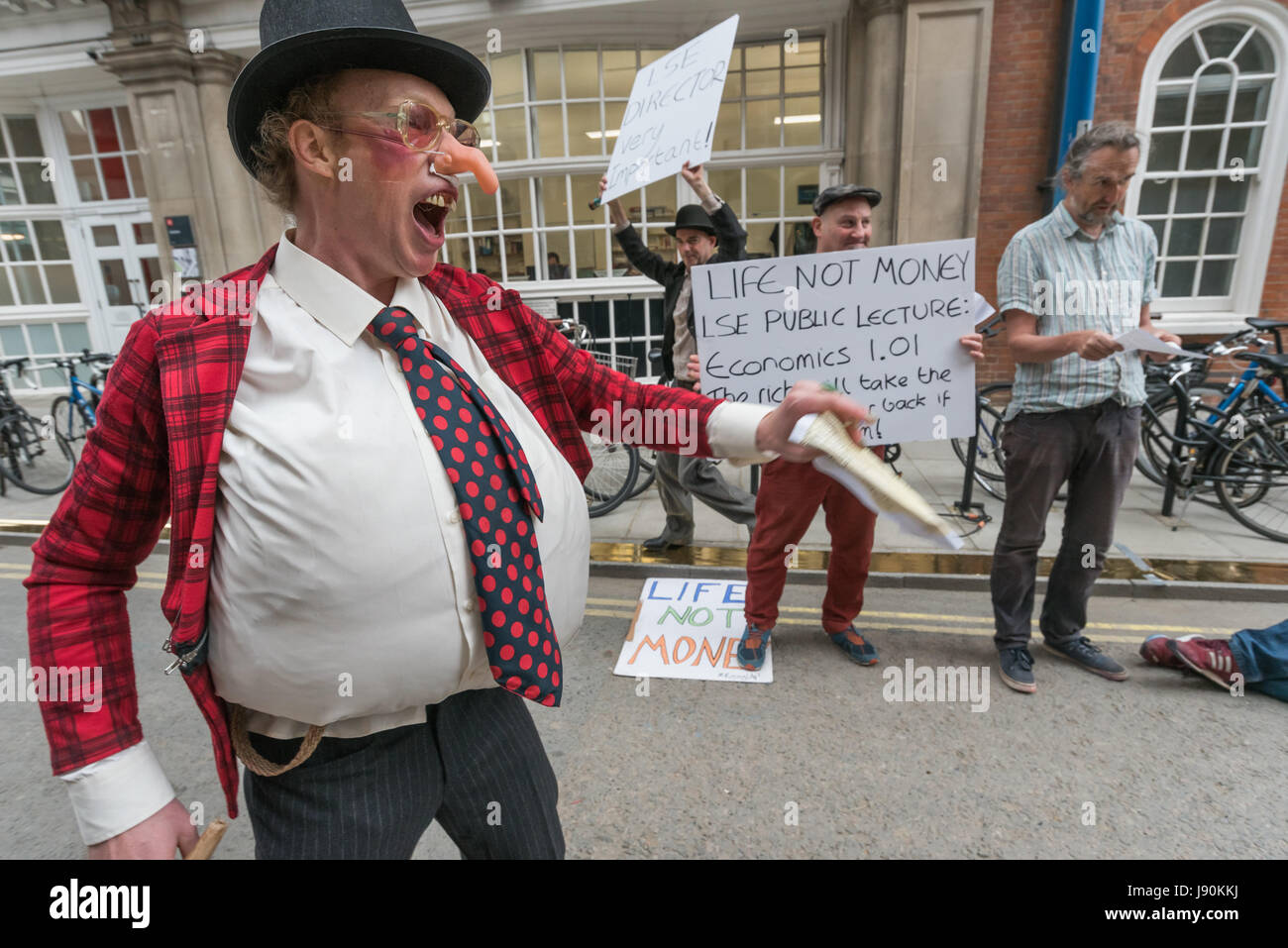 Londres, Royaume-Uni. 30 mai 2017. Pas de la vie de l'argent à la LSE en scène le théâtre de rue à l'appui de la London School of Economics nettoyeurs qui poursuivent leur série indéfinie de toutes les semaines pour l'égalité. Crédit : Peter Marshall/Alamy Live News Banque D'Images