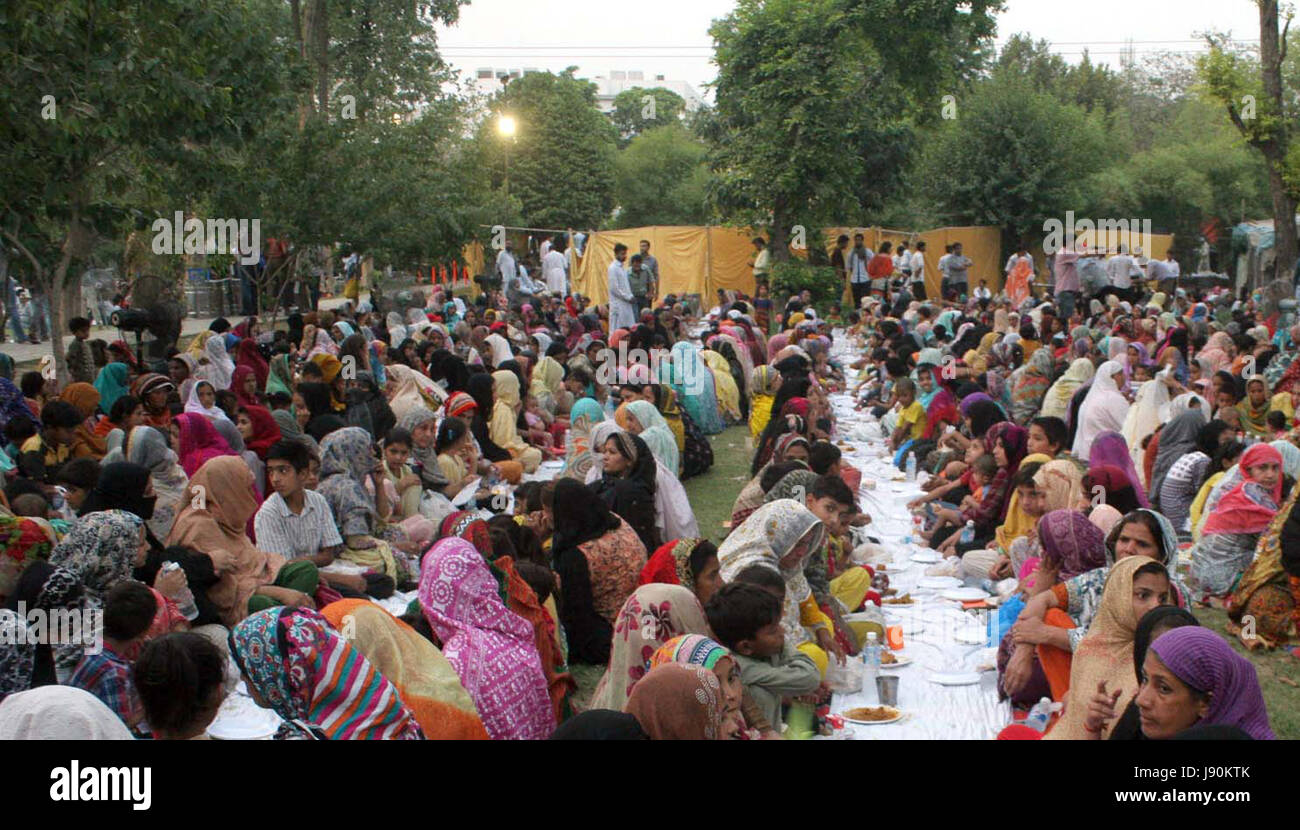 Les musulmans rompre leur jeûne à l'occasion de 3e Ramzan- ul-Moubarak en prison road à Lahore le mardi 30 mai 2017. Banque D'Images