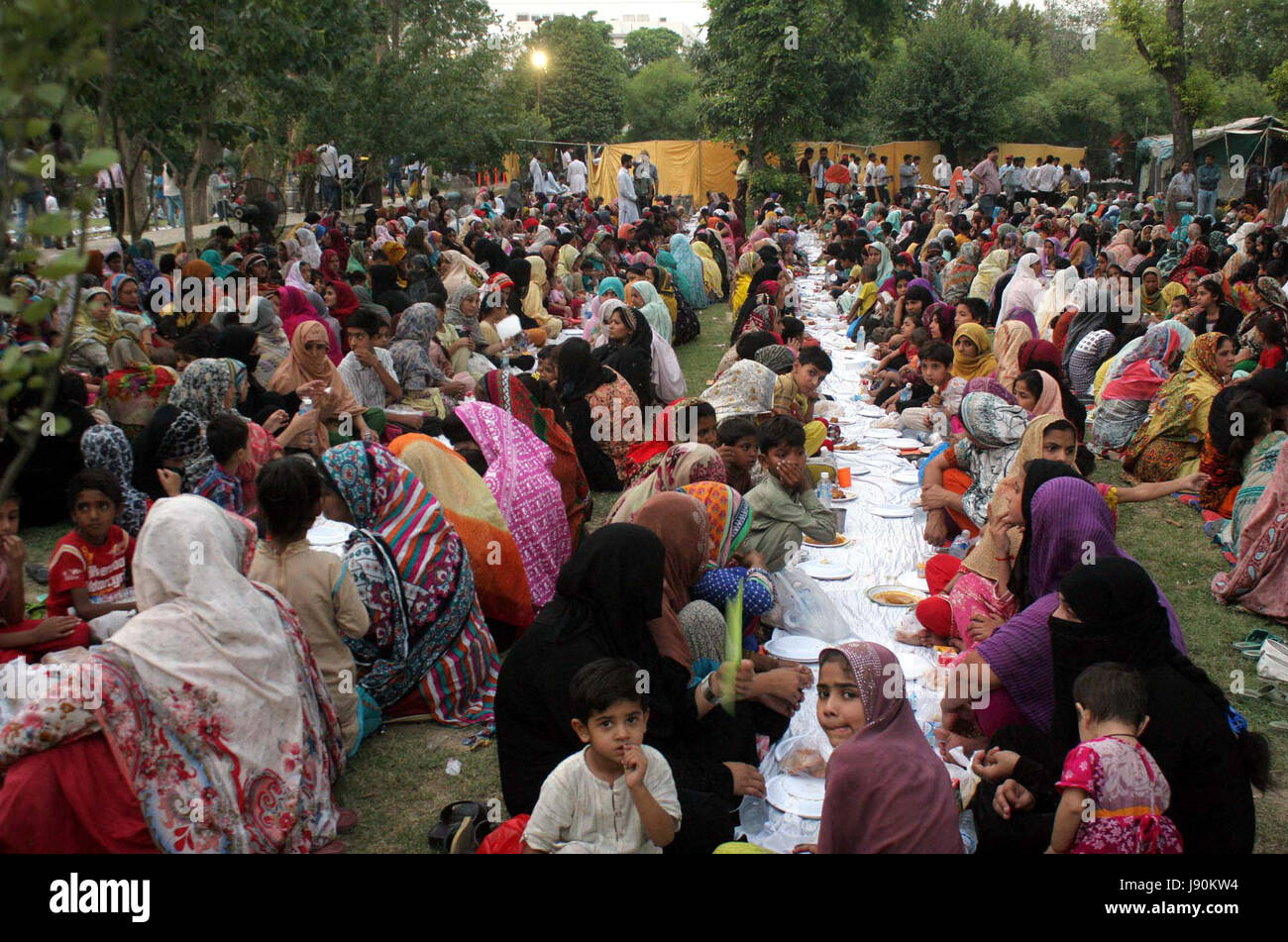 Les musulmans rompre leur jeûne à l'occasion de 3e Ramzan- ul-Moubarak en prison road à Lahore le mardi 30 mai 2017. Banque D'Images
