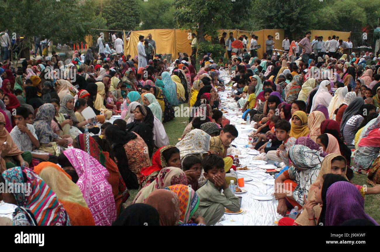 Les musulmans rompre leur jeûne à l'occasion de 3e Ramzan- ul-Moubarak en prison road à Lahore le mardi 30 mai 2017. Banque D'Images