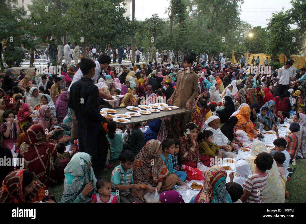 Les musulmans rompre leur jeûne à l'occasion de 3e Ramzan- ul-Moubarak en prison road à Lahore le mardi 30 mai 2017. Banque D'Images