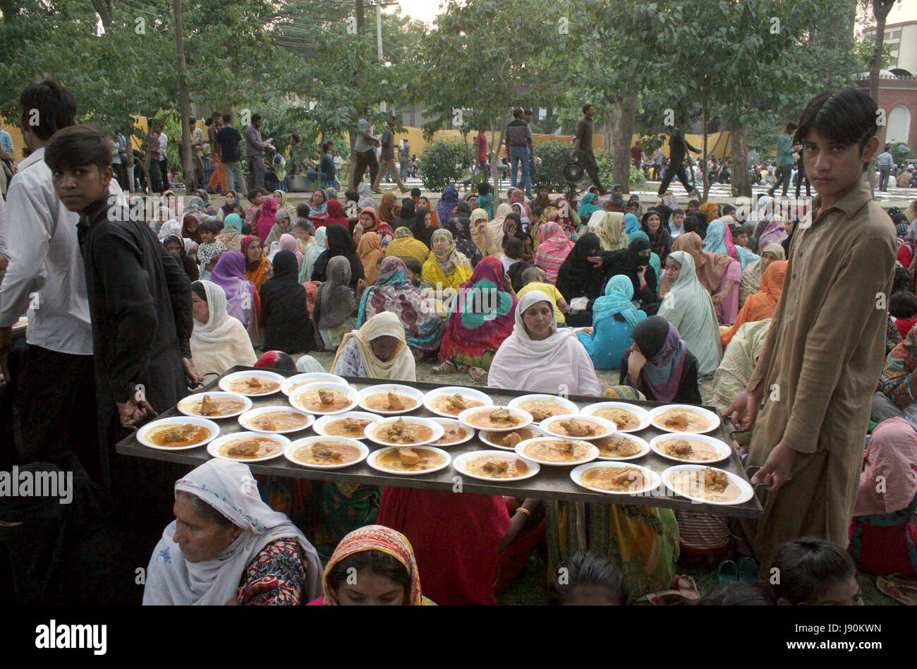 Les musulmans rompre leur jeûne à l'occasion de 3e Ramzan- ul-Moubarak en prison road à Lahore le mardi 30 mai 2017. Banque D'Images