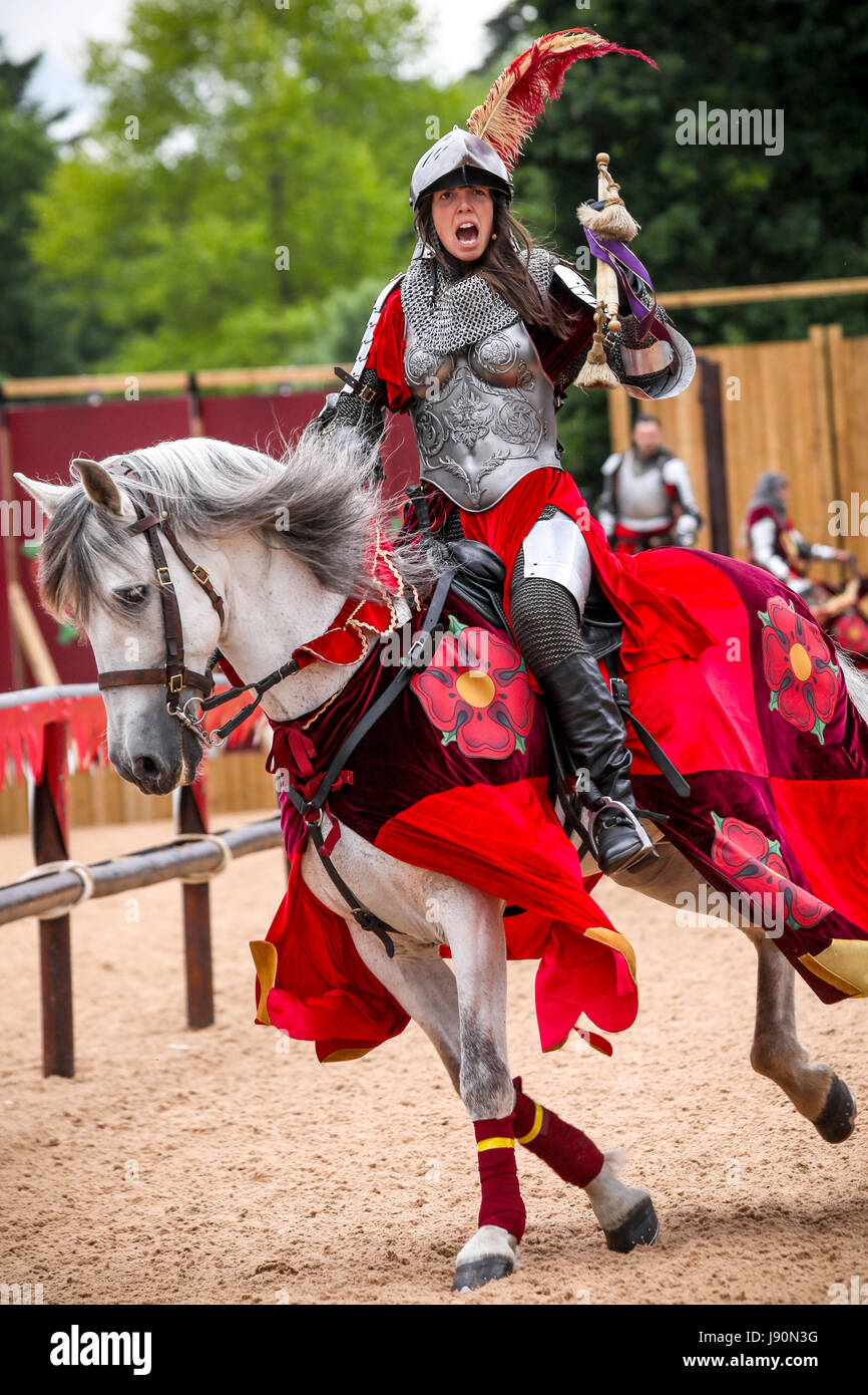 Warwick, Royaume-Uni. 30 mai, 2017. Une bataille épique, c'est 1455 et la Maison de Lancastre détient le trône anglais. La couronne de roi Henry VI est contesté par la maison d'York. Les maisons rivales clash dans la bataille et la guerre sanglante qui a suivi est à durer plus de 30 ans… L'un des premiers à découvrir l'histoire de la guerre des Deux-Roses comme il se déploie devant vous lors d'un nouveau live show d'action au château de Warwick. Montrant ce petites vacances de Mai 27 mai - 4 juin. Credit : Shaun Fellows /Alamy Live News Banque D'Images