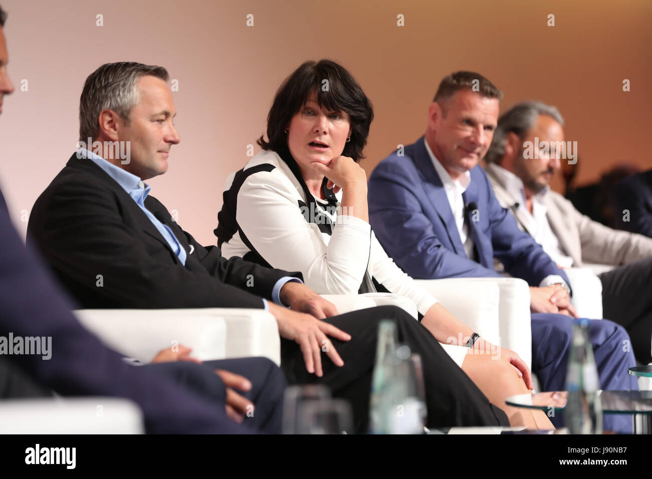 Anke Schaeferkordt (M), Geschaeftsfuehrerin, Mediengruppe RTL Deutschland und Mitglied des Vorstands, Bertelsmann, forment le Eroeffnungsdiskussion COM ANGA Medienforum und Hannes Ametsreiter zwischen sitzt NRW (L), PDG Vodafone Deutschland und Mitglied im Comité Exécutif der Vodafone Group und Niek Jan van Damme, Vorstand Deutschland Deutsche Telekom AG , Messe Koeln, 30.05.2017. Credit : Juergen Schwarz/Alamy Live News Banque D'Images