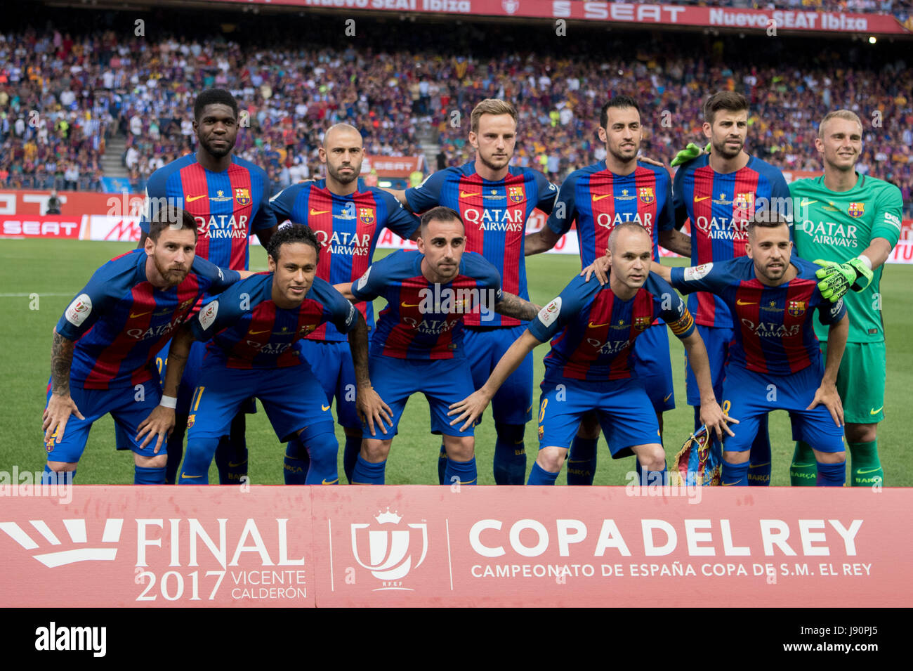 Madrid, Espagne. 27 mai, 2017. Groupe de l'équipe de Barcelone FCFC line-up Football/soccer : équipe du FC Barcelone group (L-R) Samuel Umtiti, Javier Mascherano, Ivan Rakitic, Sergio Busquets, Gerard Pique, Jasper Cillessen ; avant, Lionel Messi, Neymar, Paco Alcacer do, Andres Iniesta, Jordi Alba posent devant la Copa del Rey match final entre FC Barcelona 3-1 Deportivo Alaves au stade Vicente Calderon à Madrid, Espagne . Credit : Maurizio Borsari/AFLO/Alamy Live News Banque D'Images