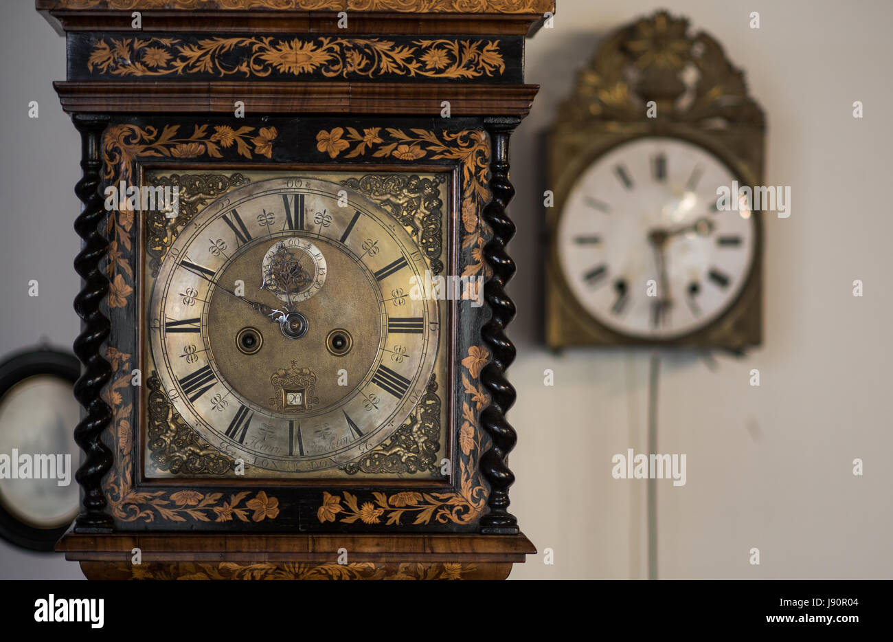 Mainz, Allemagne. Le 08 mai, 2017. Une horloge grand-père anglais de 1720  est au premier plan dans l'atelier de Dietmar Koester à Mainz, Allemagne,  08 mai 2017. L'homme de Mayence est un