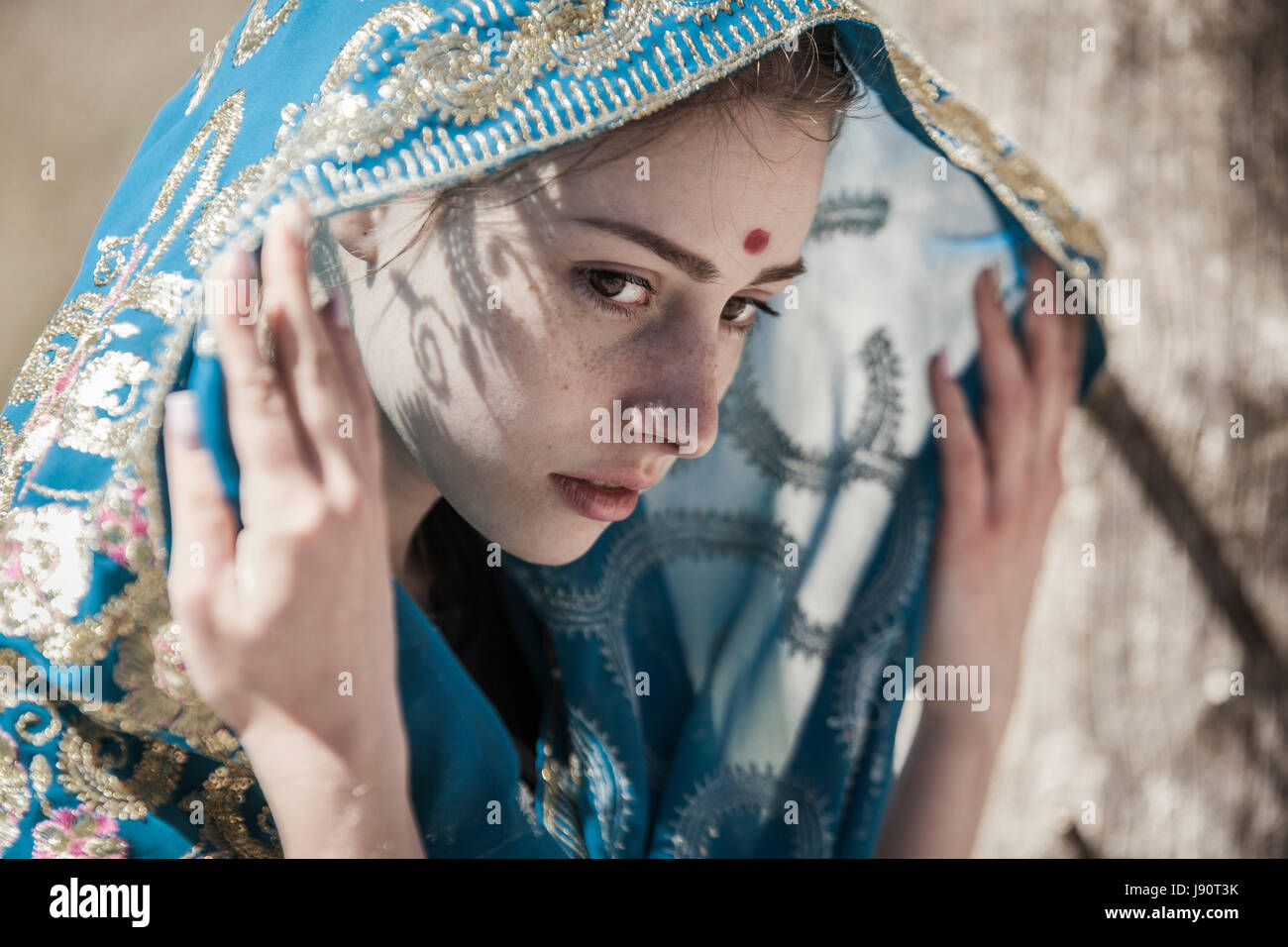 La jeune fille l'recouvert d'un sari, un portrait visage Banque D'Images