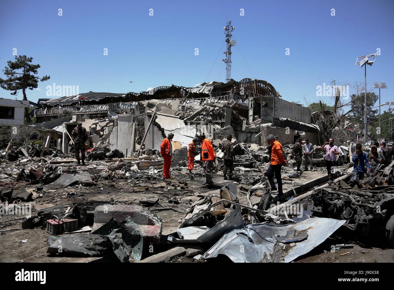 Kaboul, Afghanistan. 31 mai, 2017. Photo prise le 31 mai 2017 affiche le site de l'explosion d'une voiture piégée à Kaboul, capitale de l'Afghanistan. Au moins 64 personnes ont été tuées et 320 autres blessées mercredi matin en voiture du suicide à la bombe dans un quartier diplomatique de la capitale afghane à Kaboul, le ministère de l'Intérieur a dit dans une déclaration. Credit : Rahmat Alizadah/Xinhua/Alamy Live News Banque D'Images