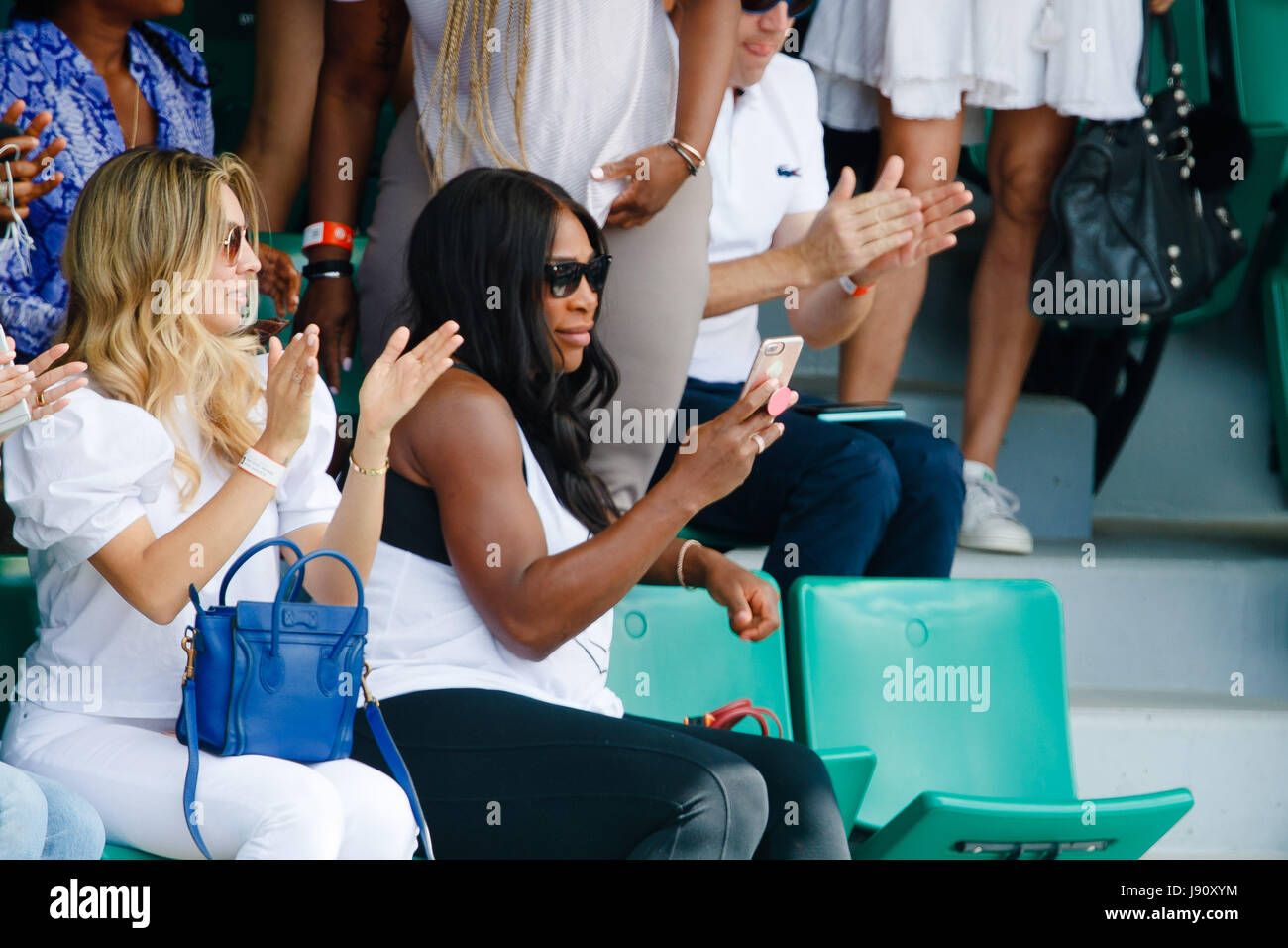 Paris, France, 31 mai 2017 : Serena Williams prend des photos avec son smartphone pendant ses sœurs deuxième tour à l'Open de France de tennis 2017 à Roland Garros Paris. crédit : Frank molter/Alamy live news Banque D'Images