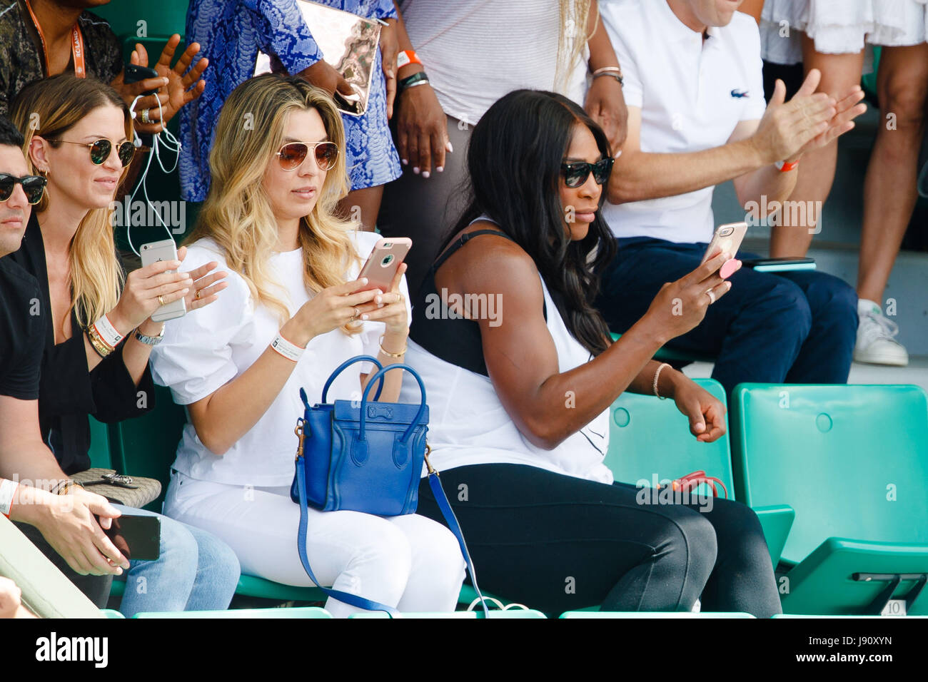 Paris, France, 31 mai 2017 : Serena Williams prend des photos avec son smartphone pendant ses sœurs deuxième tour à l'Open de France de tennis 2017 à Roland Garros Paris. crédit : Frank molter/Alamy live news Banque D'Images